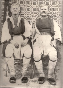 Τσακνάκης Βασίλειος και ο αδερφός του Τσακνάκης Νικόλαος με χαρακτηριστική φορεσιά δεκαετία '50